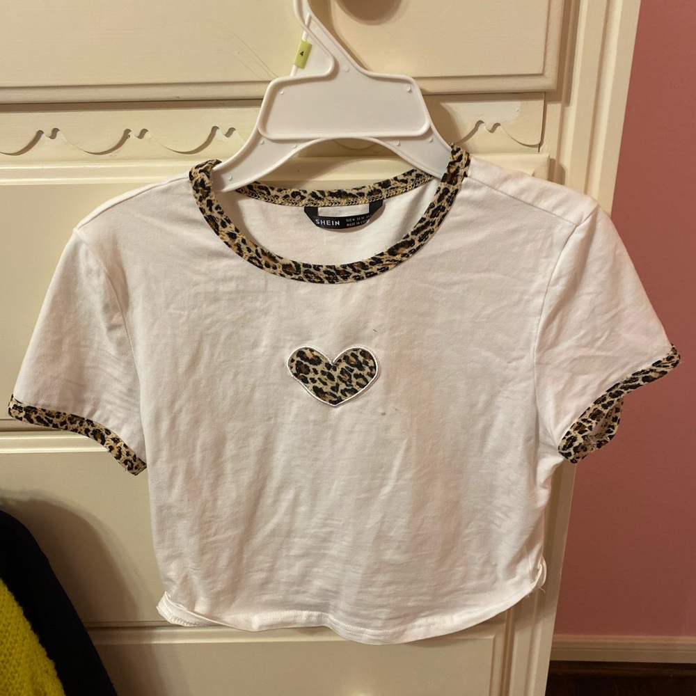 cropped white shirt with cheetah print